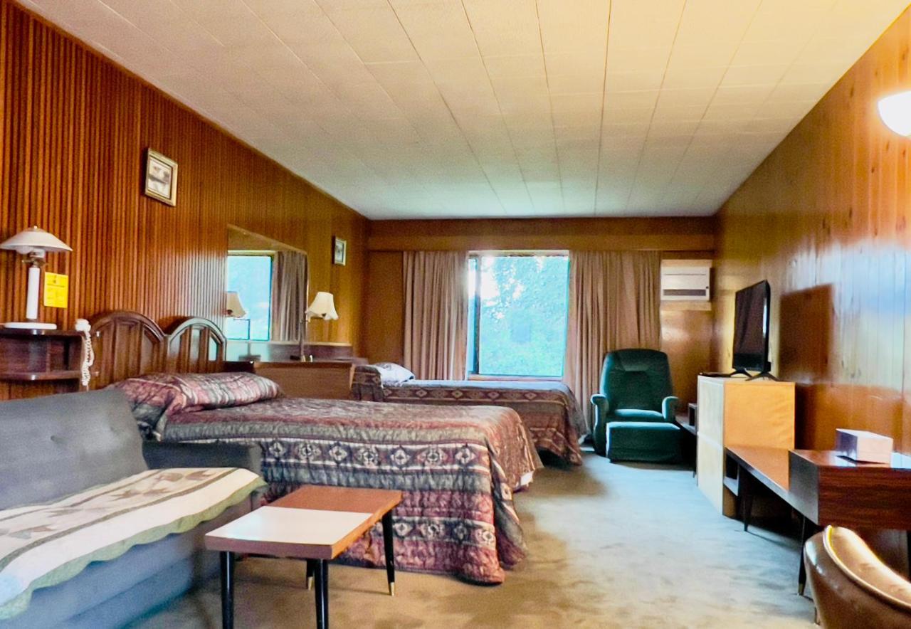 Airport Inn Quesnel Εξωτερικό φωτογραφία