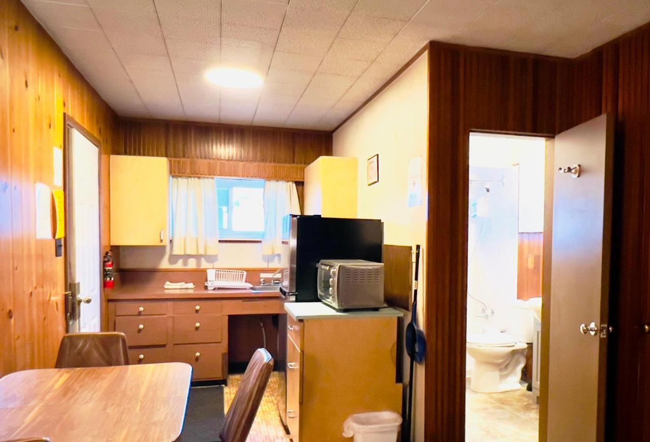 Airport Inn Quesnel Εξωτερικό φωτογραφία