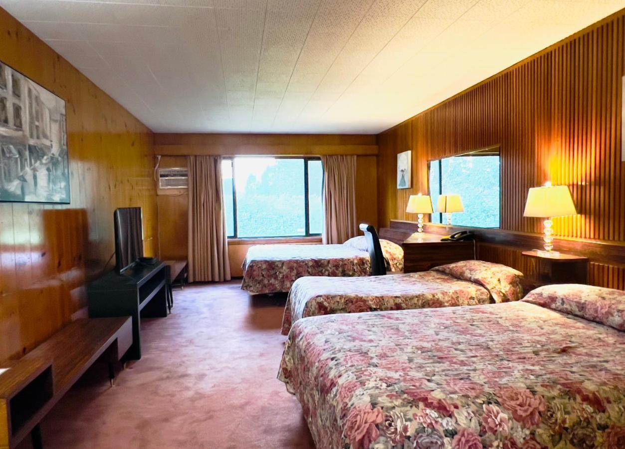 Airport Inn Quesnel Εξωτερικό φωτογραφία