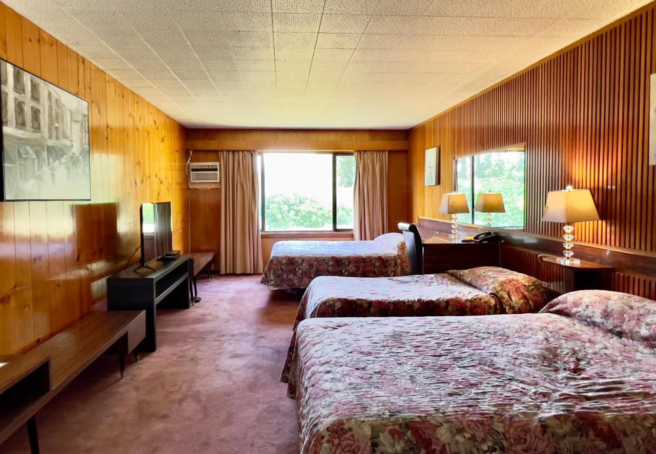 Airport Inn Quesnel Εξωτερικό φωτογραφία