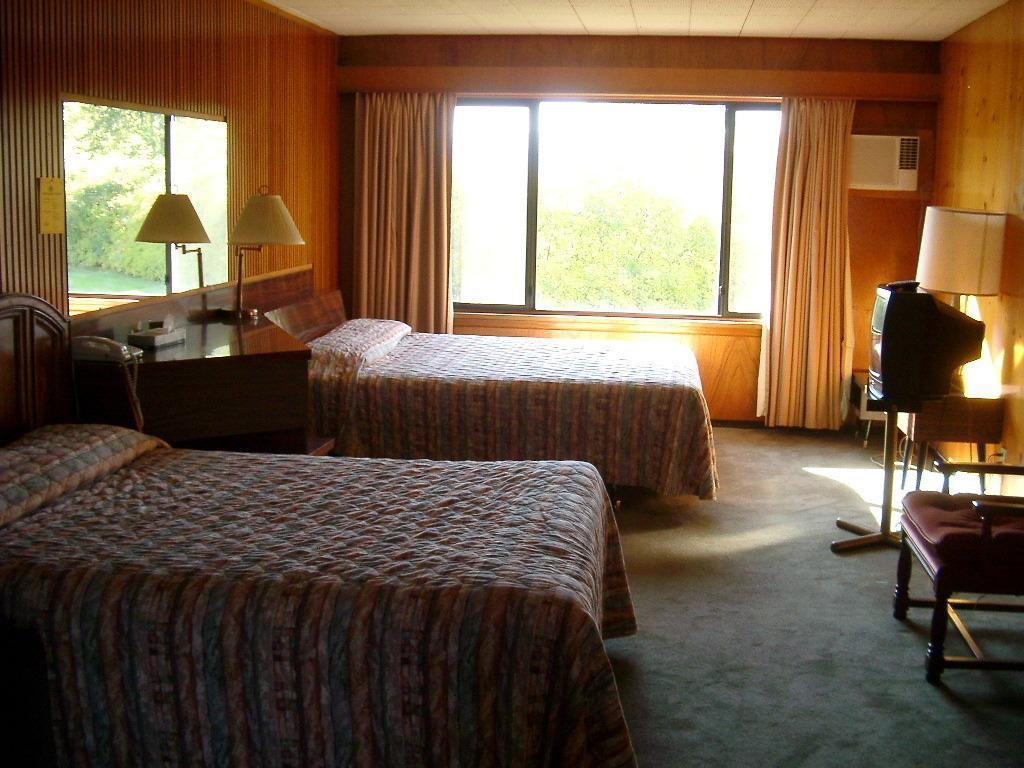 Airport Inn Quesnel Εξωτερικό φωτογραφία