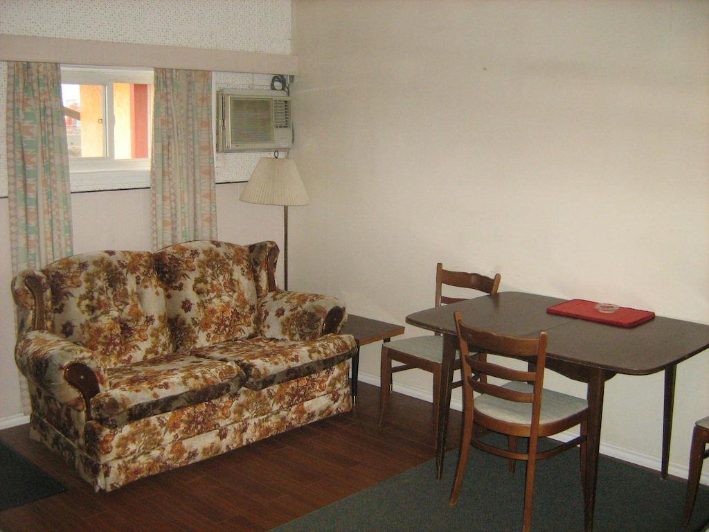 Airport Inn Quesnel Δωμάτιο φωτογραφία
