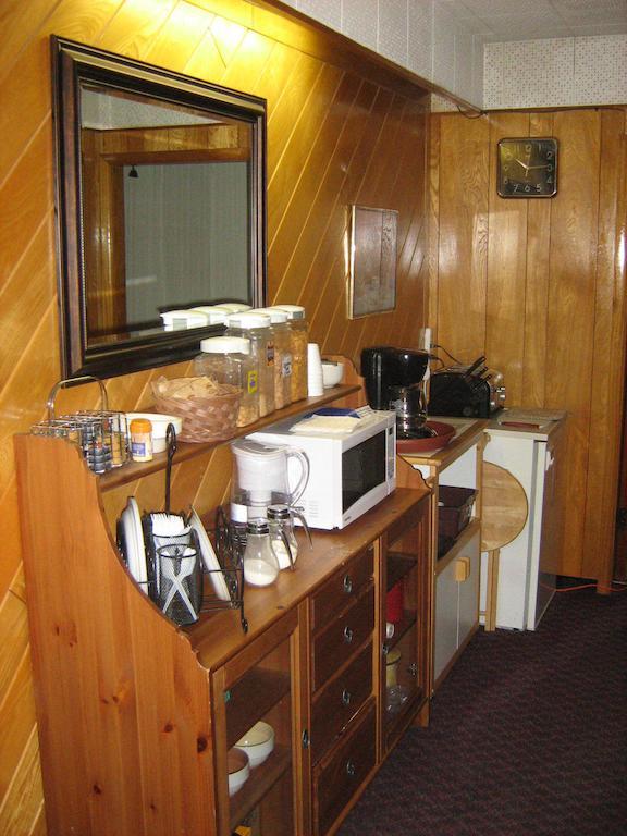 Airport Inn Quesnel Εξωτερικό φωτογραφία
