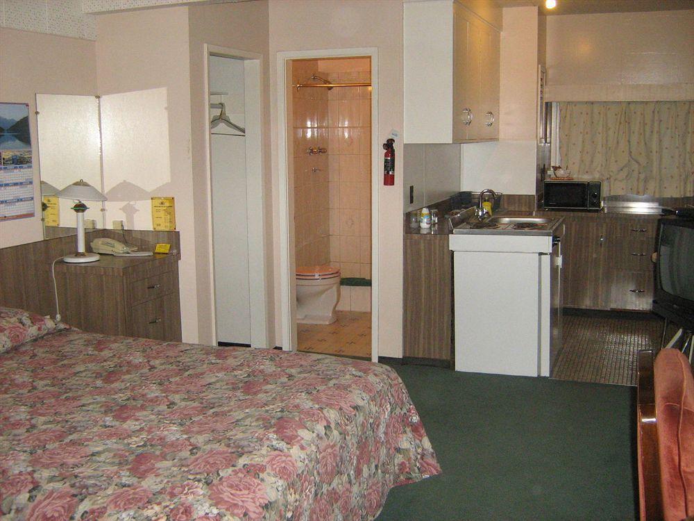 Airport Inn Quesnel Εξωτερικό φωτογραφία