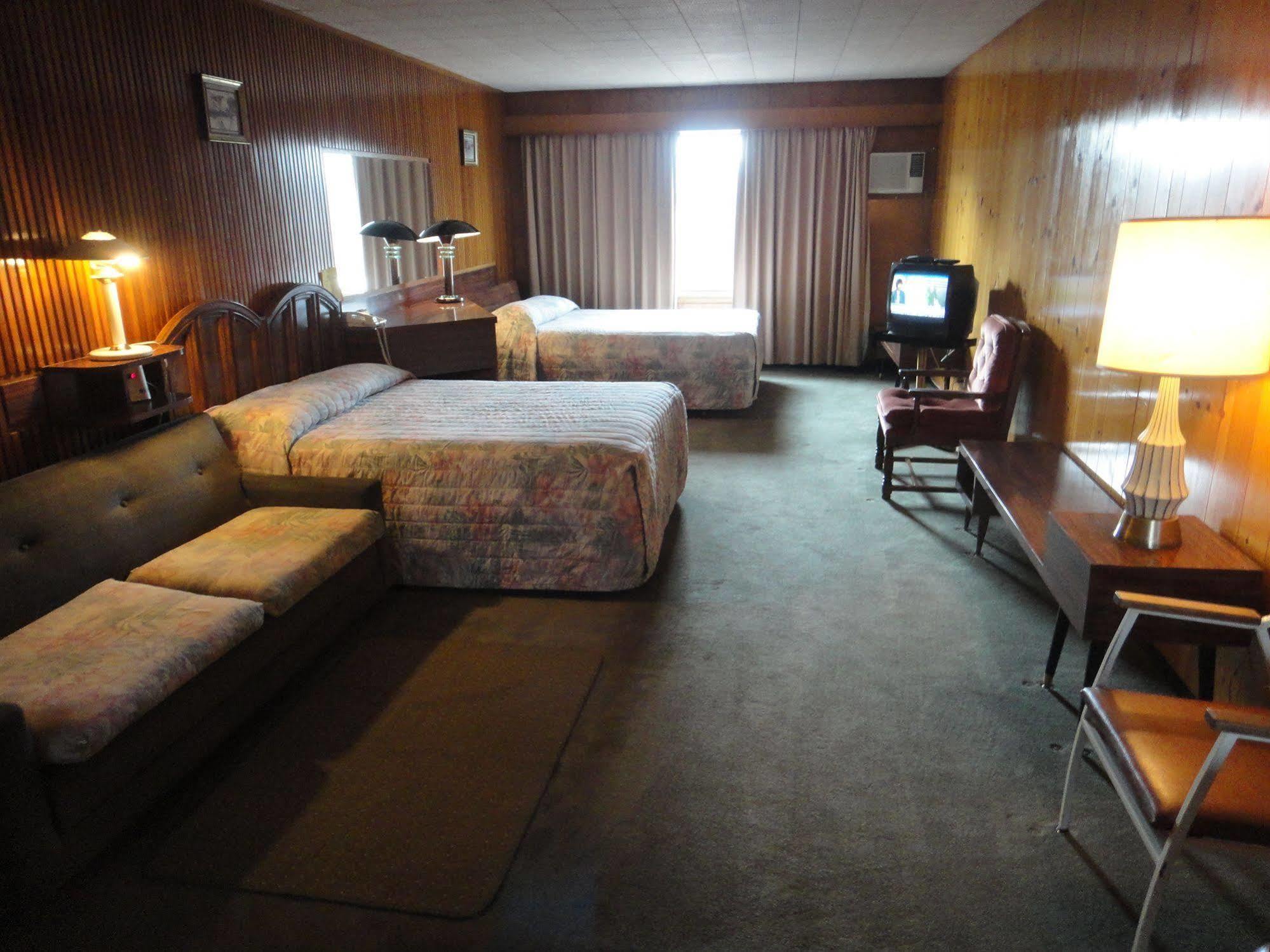 Airport Inn Quesnel Εξωτερικό φωτογραφία