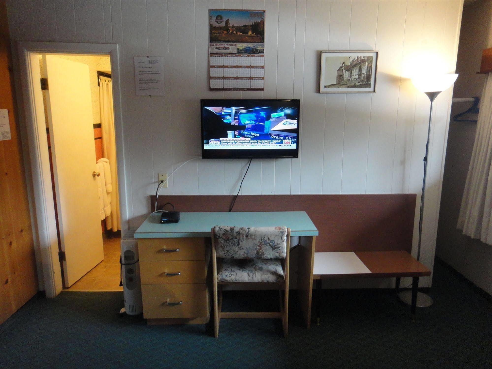 Airport Inn Quesnel Εξωτερικό φωτογραφία