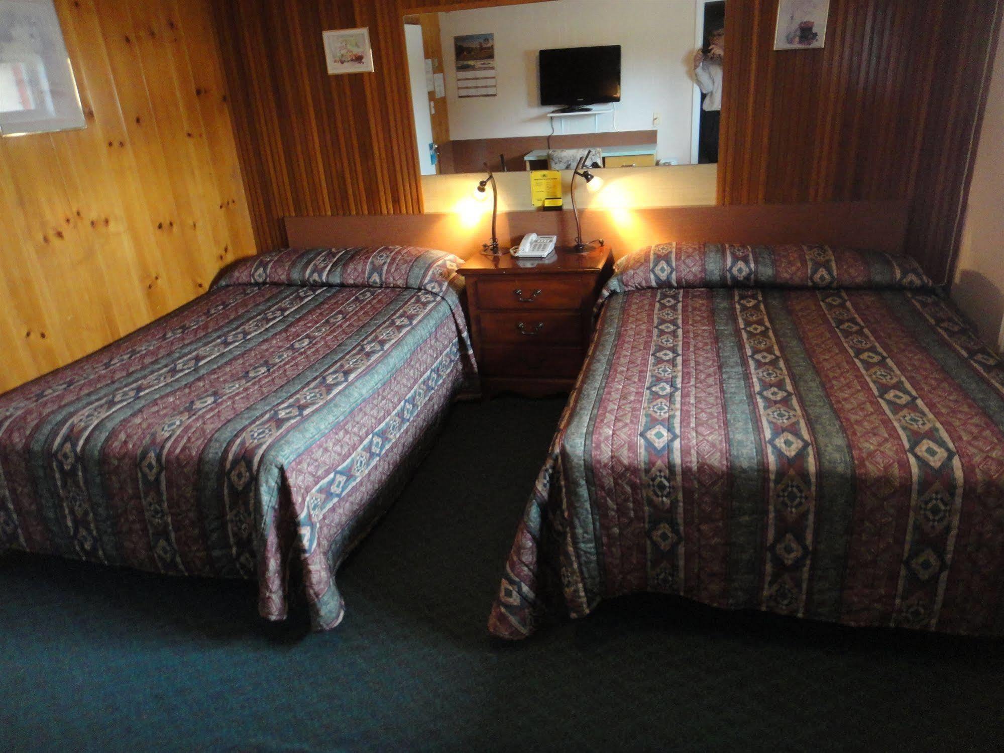 Airport Inn Quesnel Εξωτερικό φωτογραφία