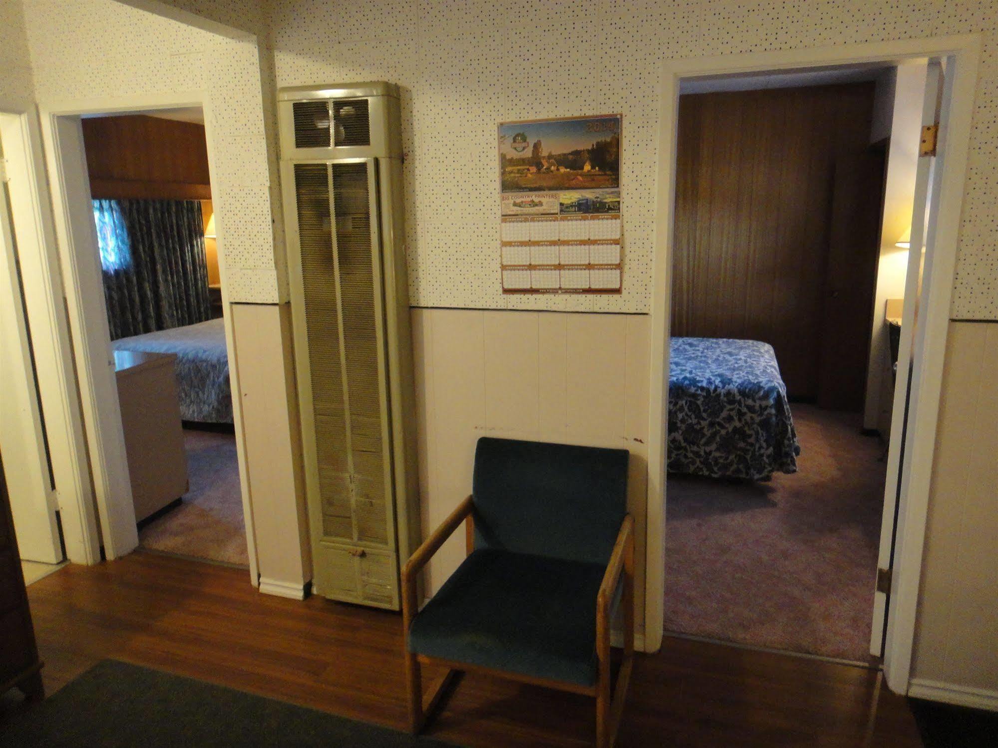 Airport Inn Quesnel Εξωτερικό φωτογραφία