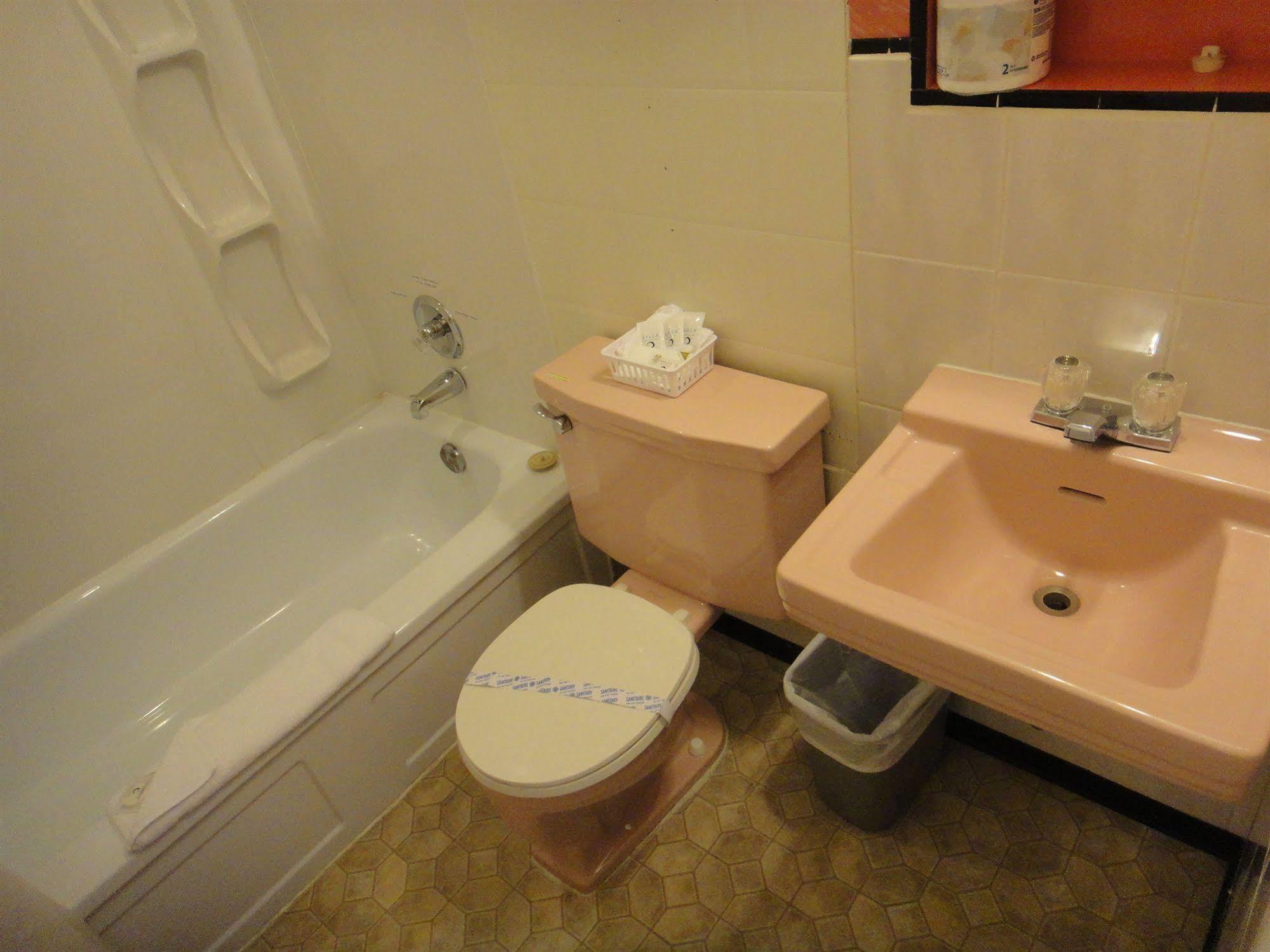 Airport Inn Quesnel Εξωτερικό φωτογραφία