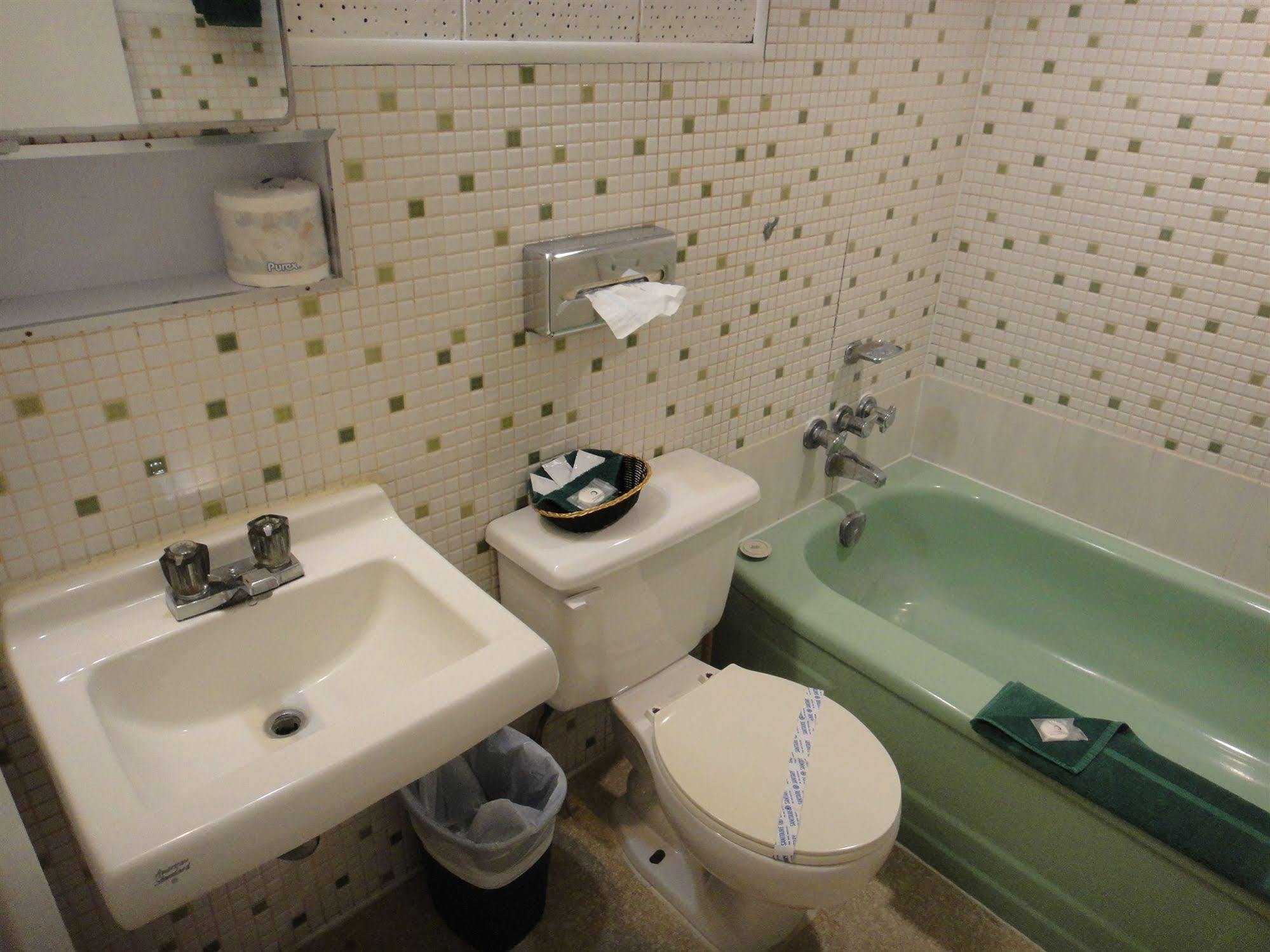 Airport Inn Quesnel Εξωτερικό φωτογραφία