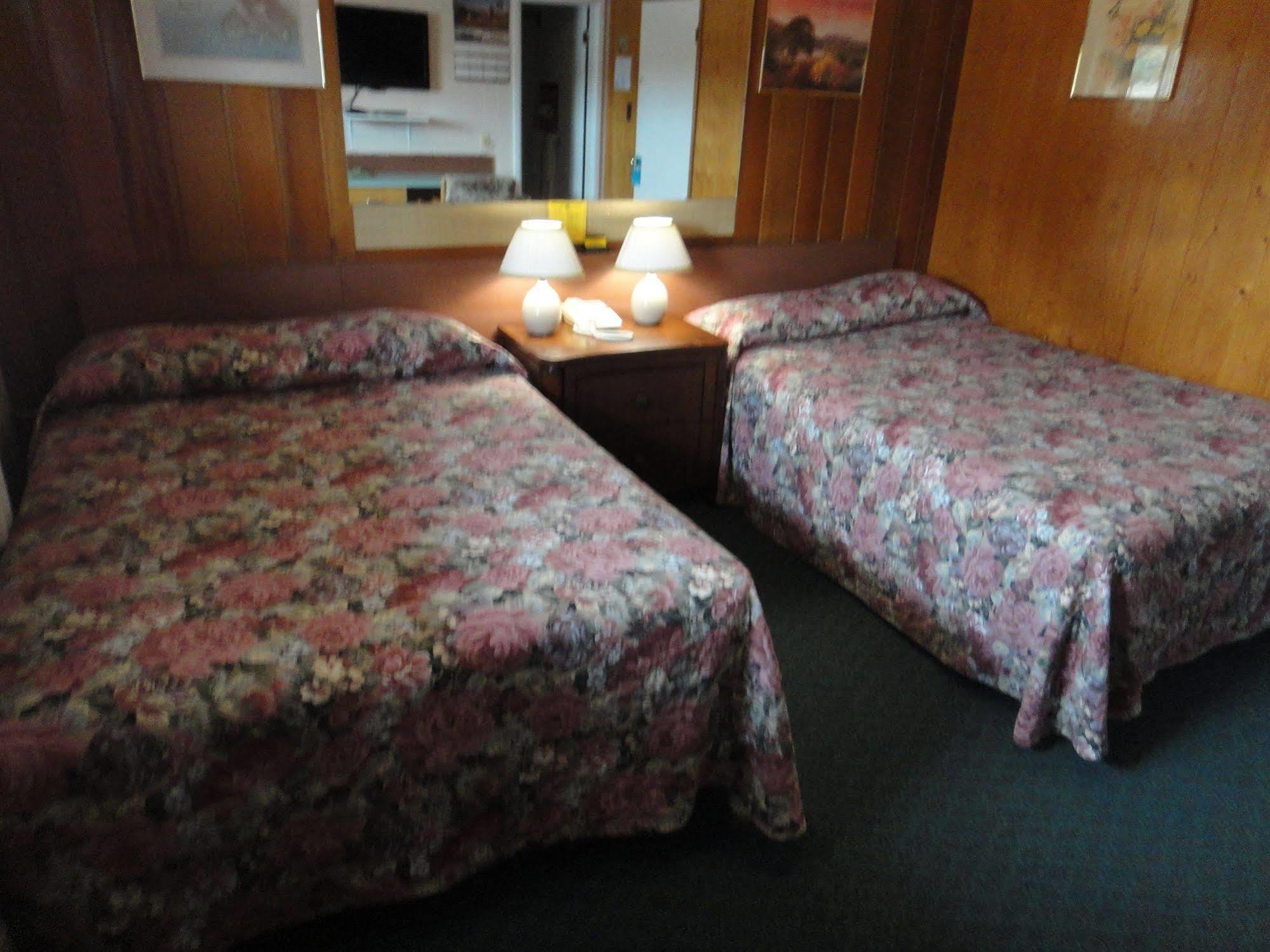Airport Inn Quesnel Εξωτερικό φωτογραφία