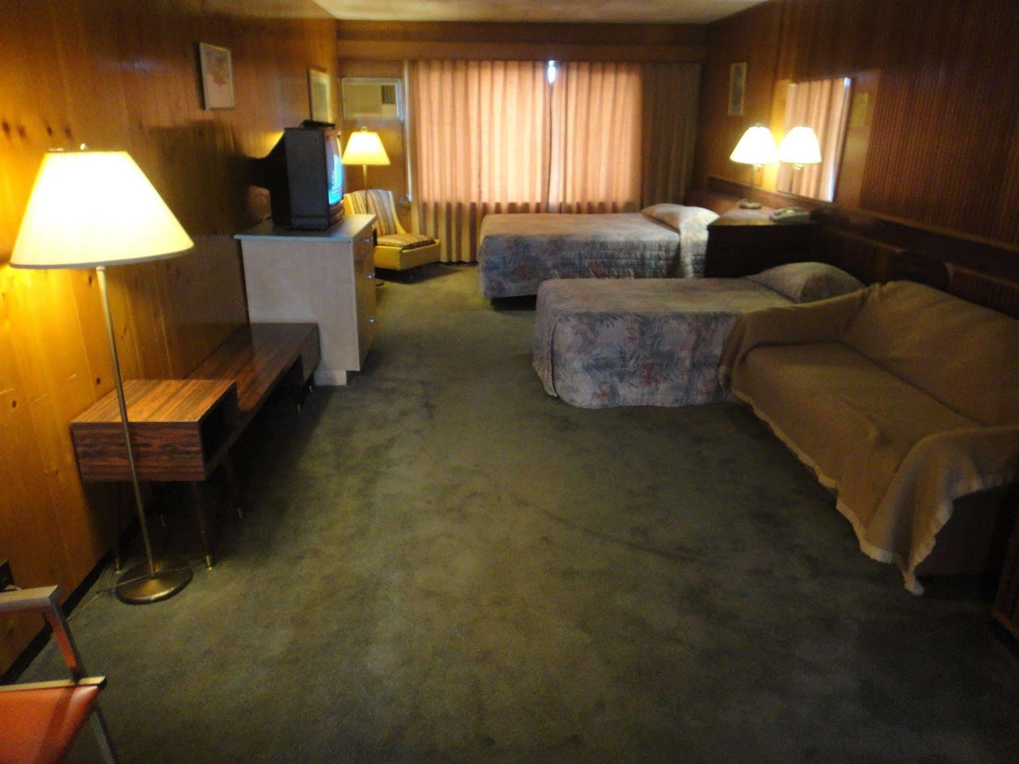 Airport Inn Quesnel Εξωτερικό φωτογραφία