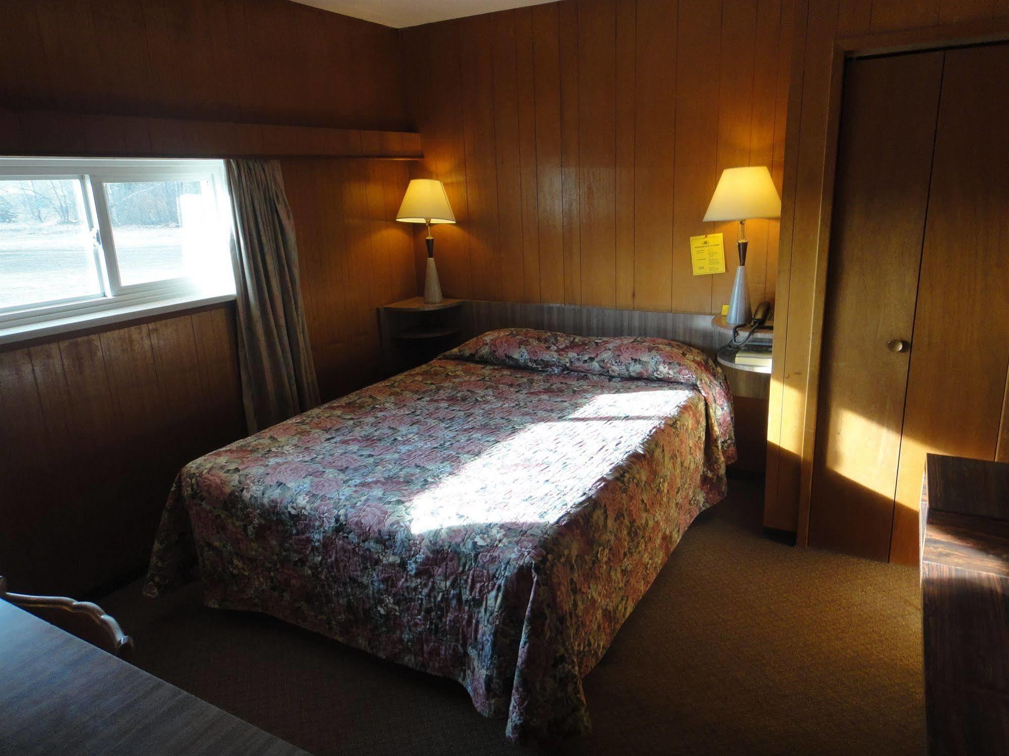 Airport Inn Quesnel Εξωτερικό φωτογραφία