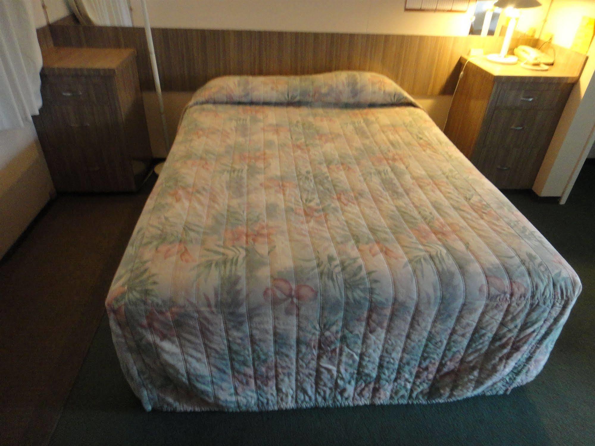 Airport Inn Quesnel Εξωτερικό φωτογραφία