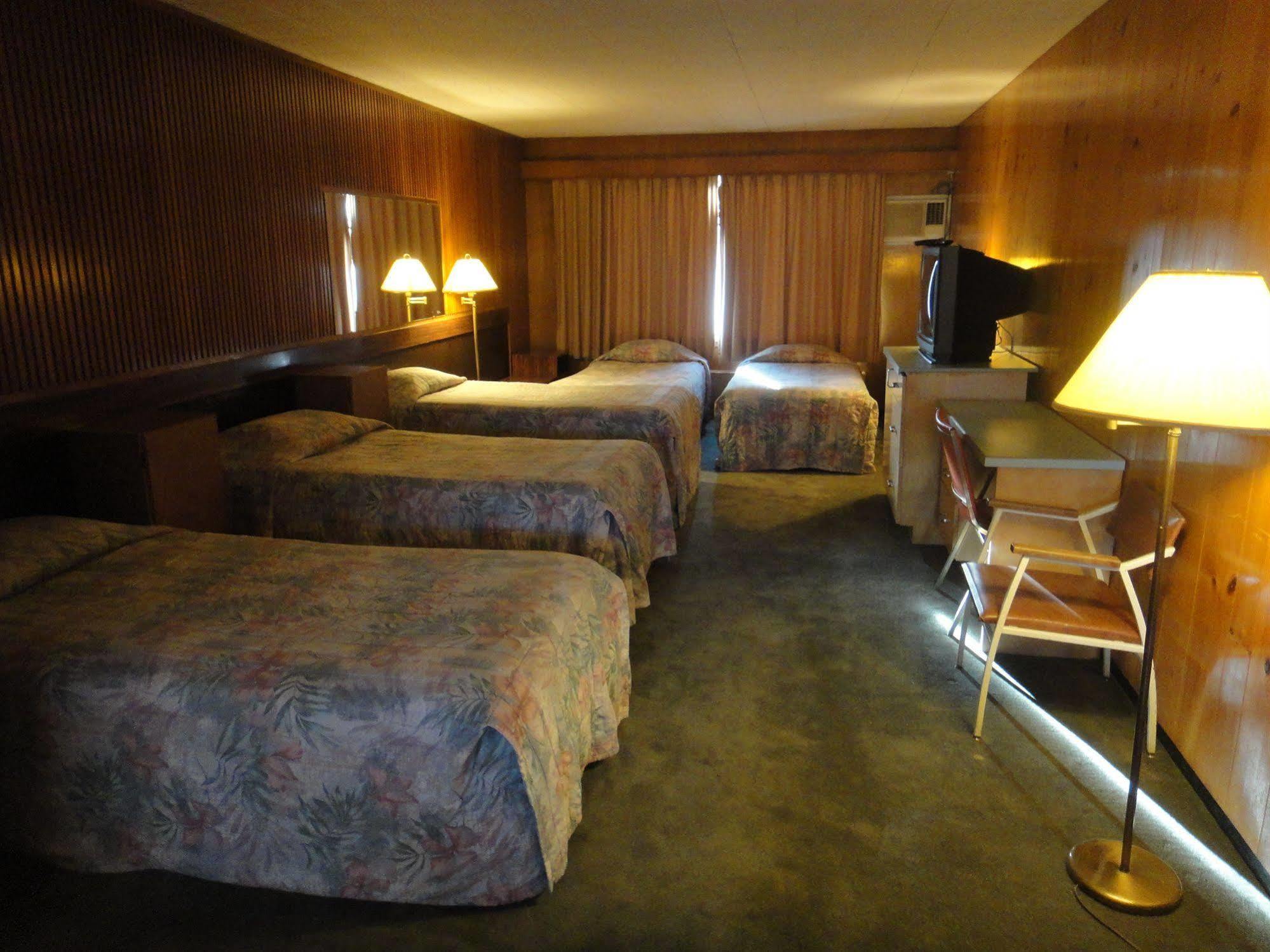 Airport Inn Quesnel Εξωτερικό φωτογραφία