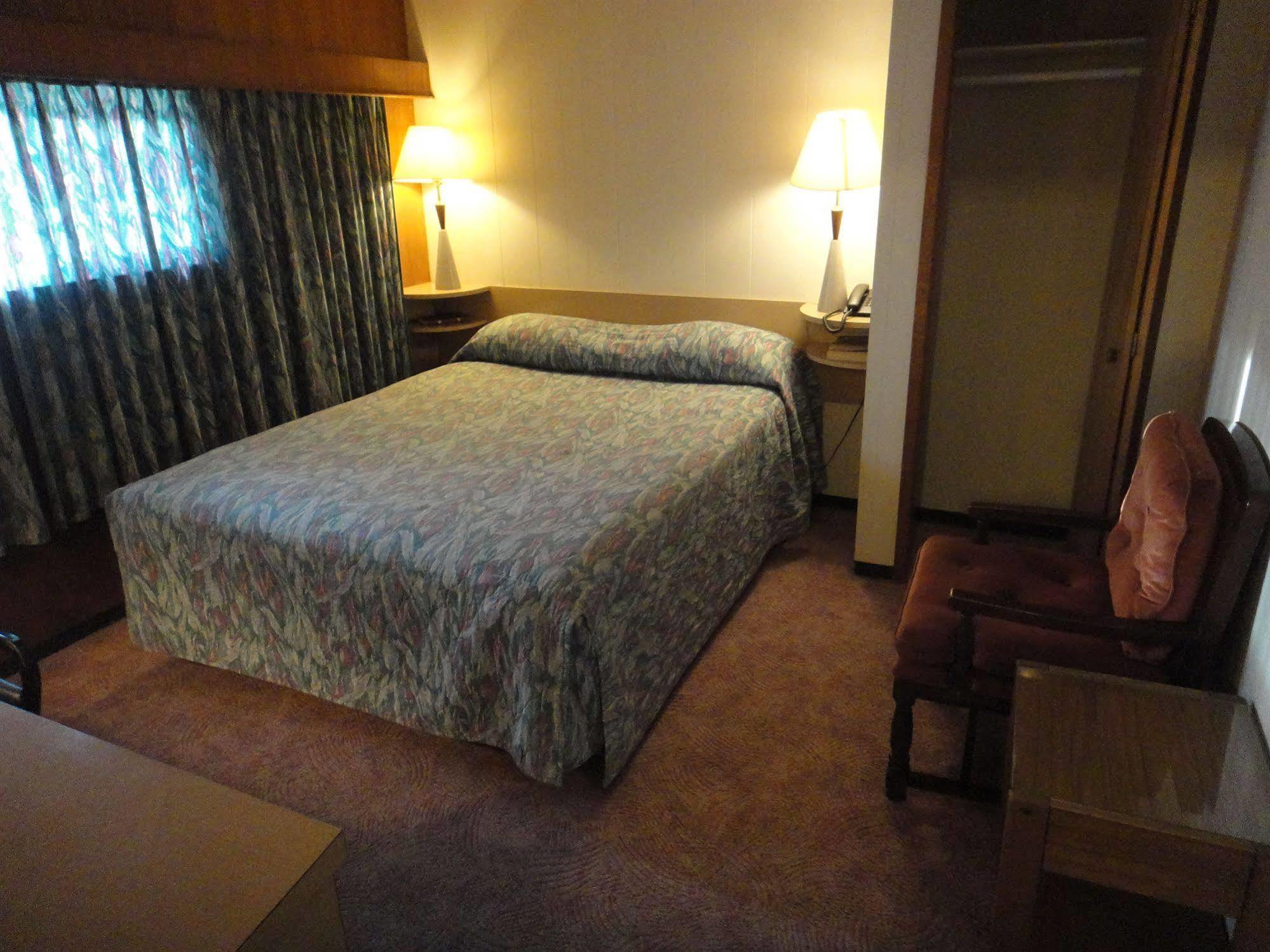 Airport Inn Quesnel Εξωτερικό φωτογραφία