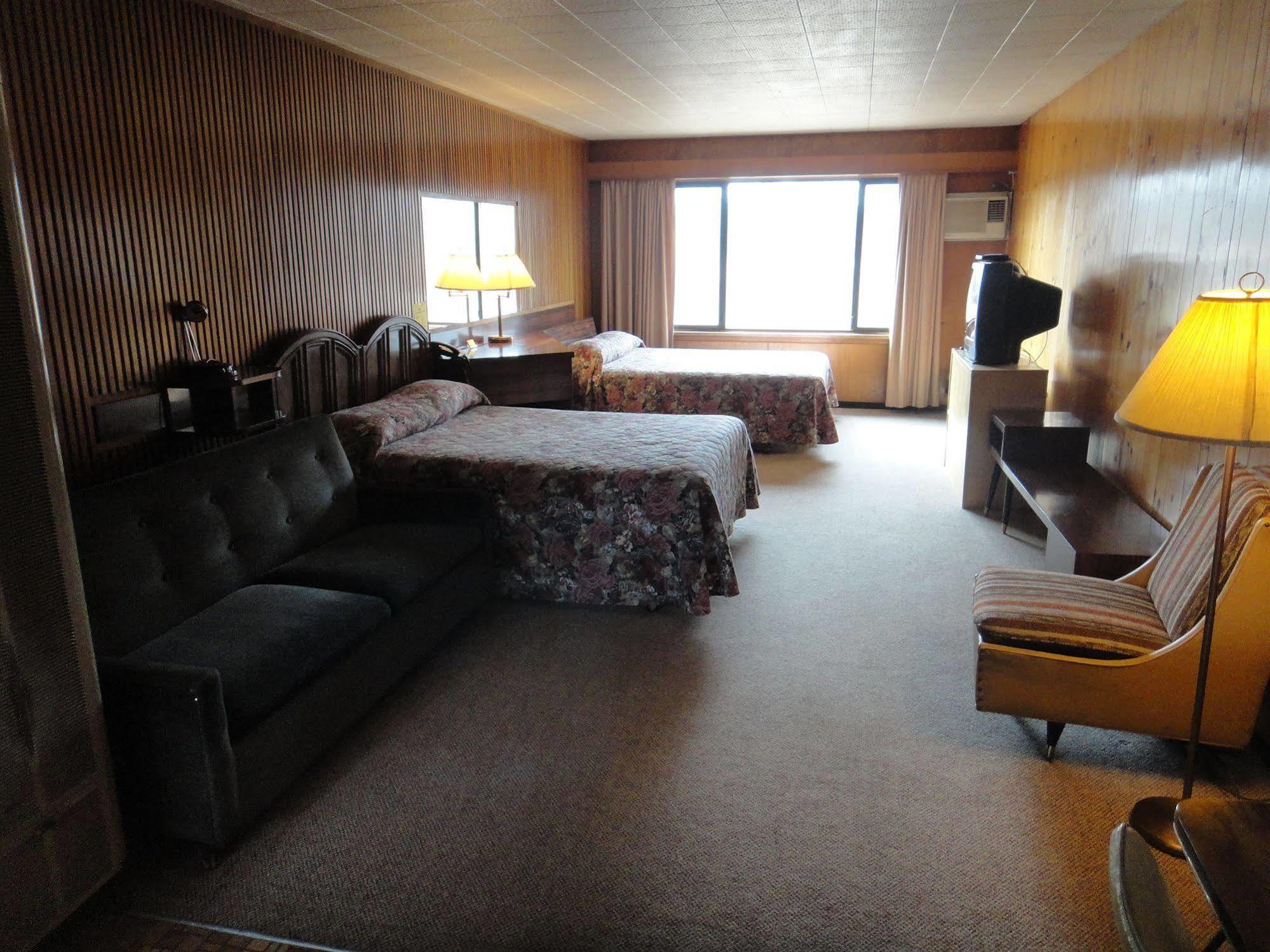 Airport Inn Quesnel Εξωτερικό φωτογραφία