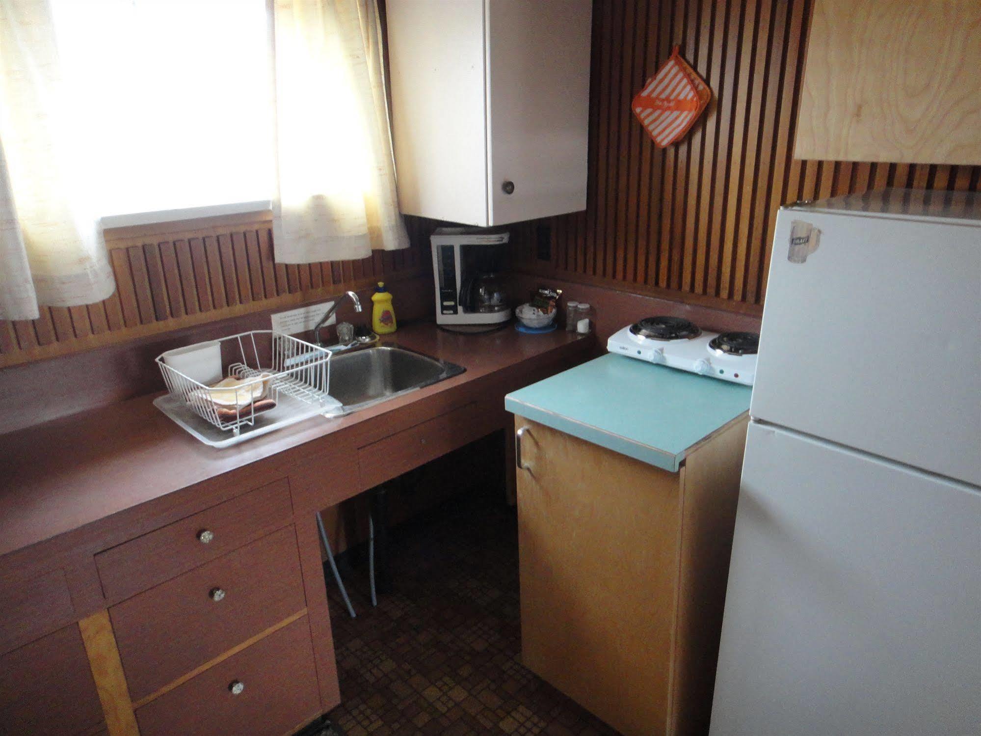 Airport Inn Quesnel Εξωτερικό φωτογραφία