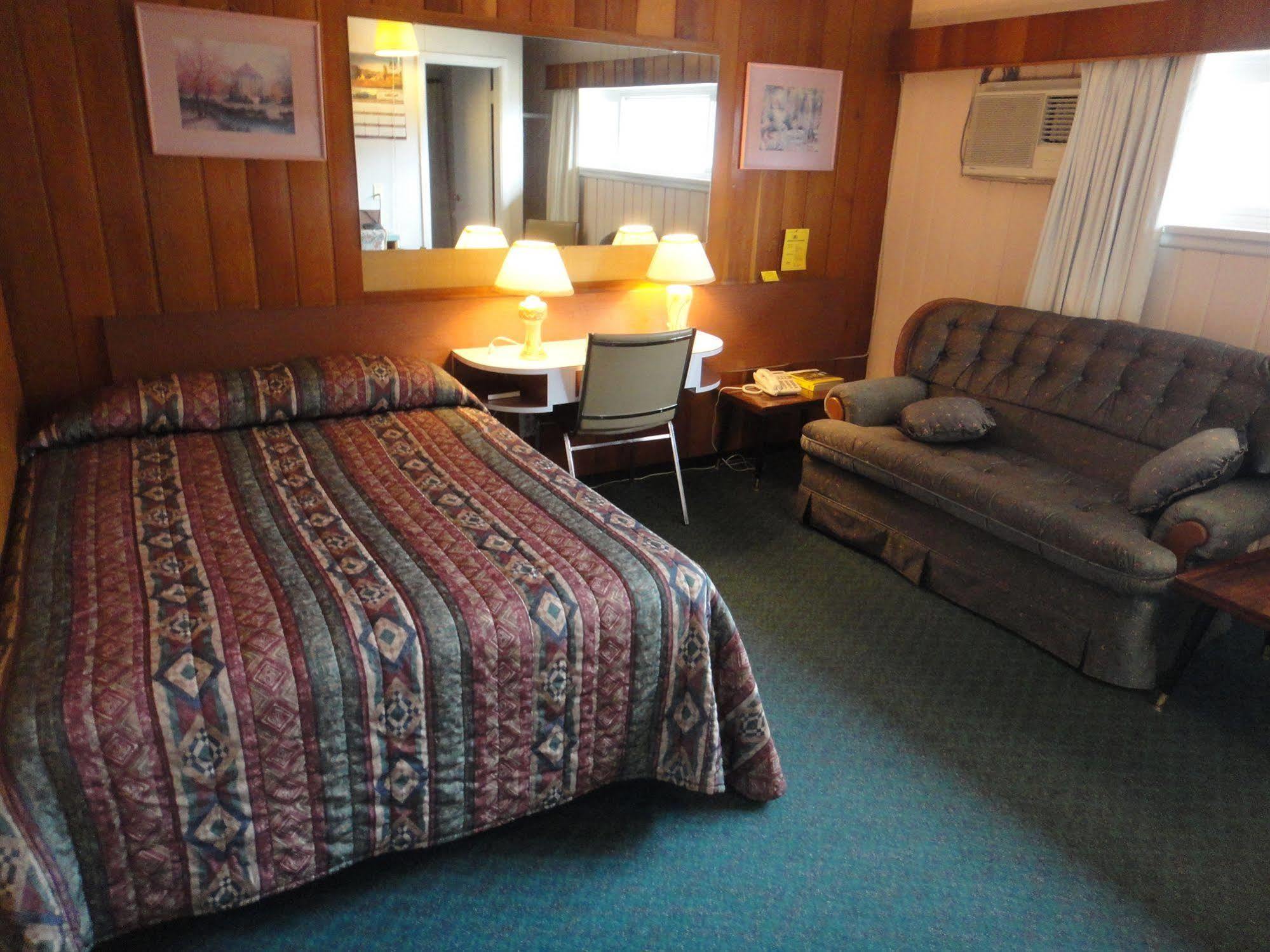 Airport Inn Quesnel Εξωτερικό φωτογραφία